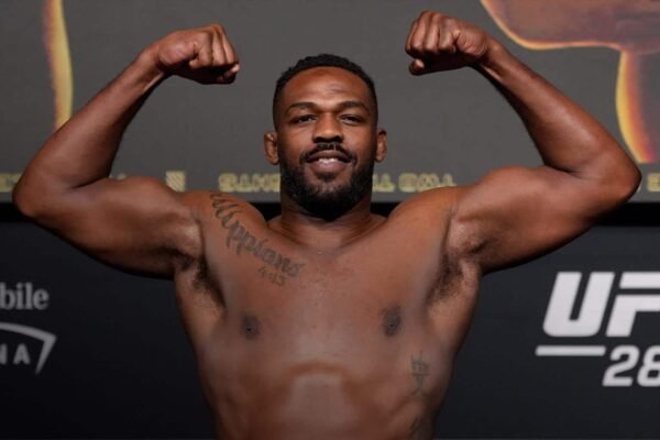Jon Jones Responde Críticas e Brinca com Acusações de “Fugir” de Tom Aspinall